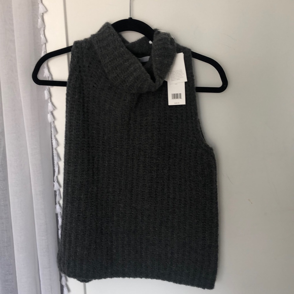 Cashmere sleeveless turtleneck